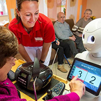 Arbeiten Roboter bald in der Pflege mit?