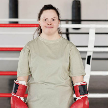 Mädchen mit Behinderung im Boxring